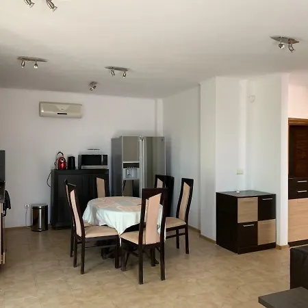 Holiday Apartmanhotel Lozenec